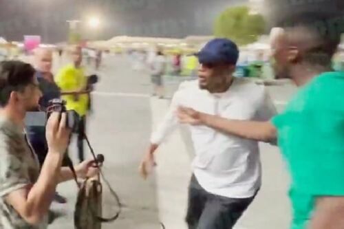 Samuel Eto’o perdió la cabeza y le propinó una feroz patada a un hincha en Qatar