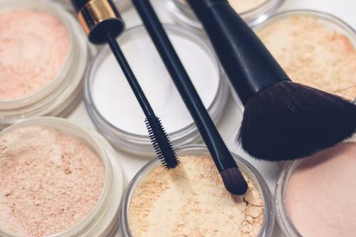 Maquillaje después de los 50: los tres errores más comunes y que te hacen lucir de más edad