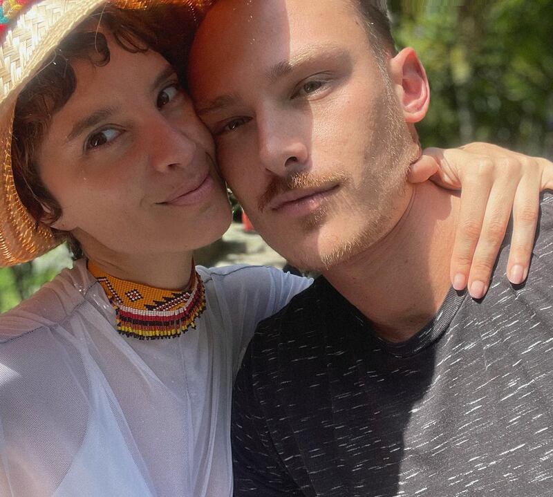 Ana Willis junto a su novio