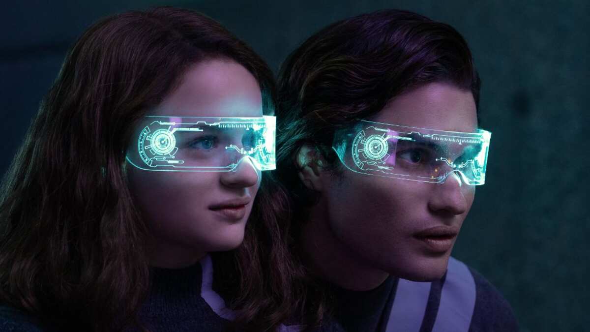 Joey King como Tally y Chase Stokes como Peris en 'Los feos'