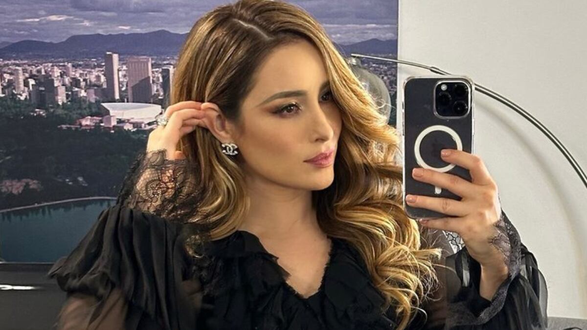Cynthia Rodríguez presumió su figura con un minivestido negro.
