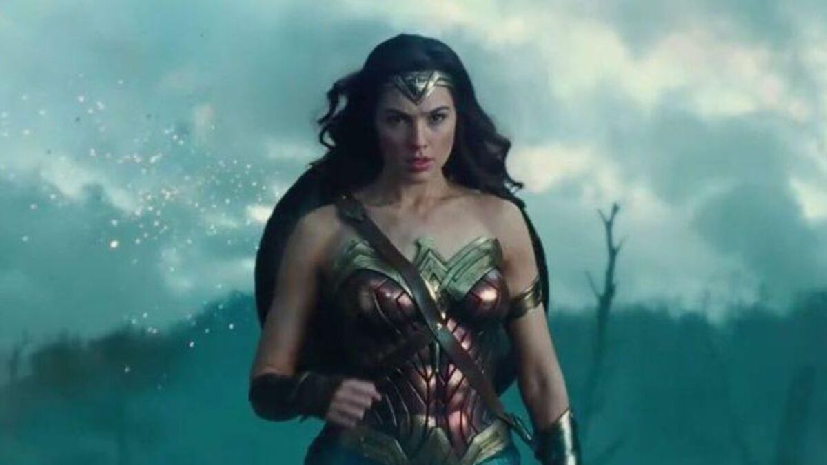 Néstor Cáceres Santana es un padre que sin importar el qué dirán, salió a recorrer las calles tomado de la mano de su hija vestido como la Mujer Maravilla.