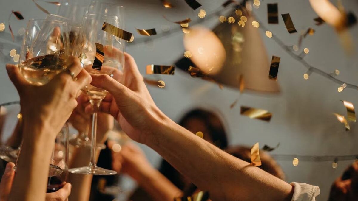 El poderoso ritual que debes hacer en Año Nuevo para atraer el dinero y los viajes en 2025