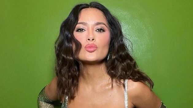 Celebra el Día del Bikini con una foto de cuerpo completo.