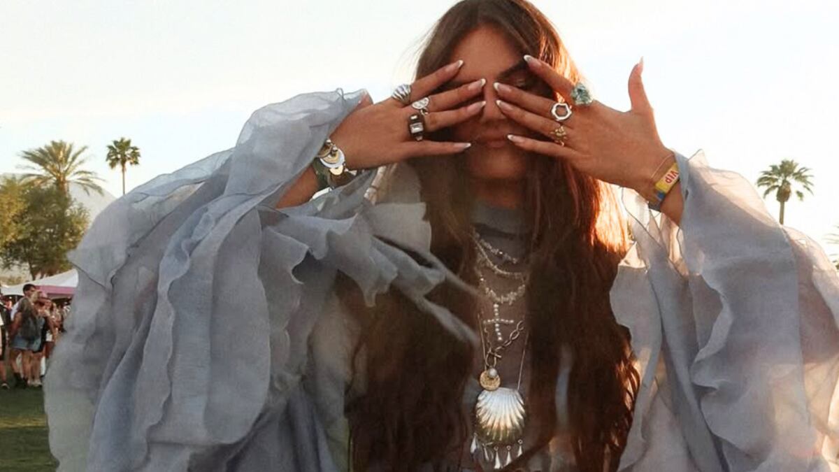 Los palazzo lucen mejor si los llevas con blusas boho.