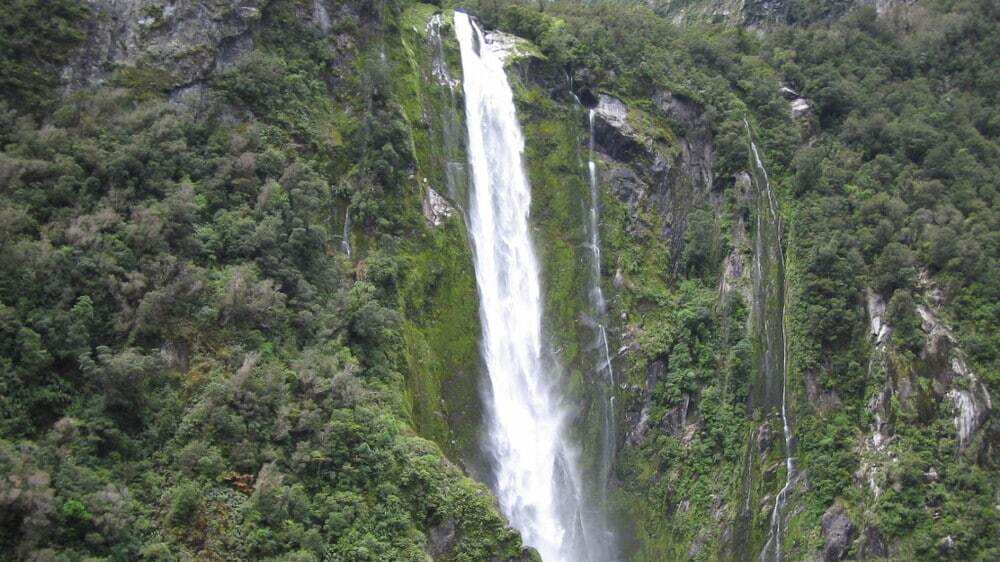 Cascada en el Parque Nacional Monte Aspiring, Isla Sur, Nueva Zelanda.