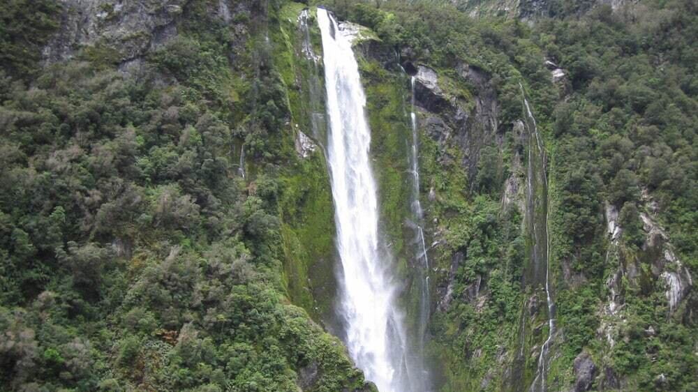 Cascada en el Parque Nacional Monte Aspiring, Isla Sur, Nueva Zelanda.
