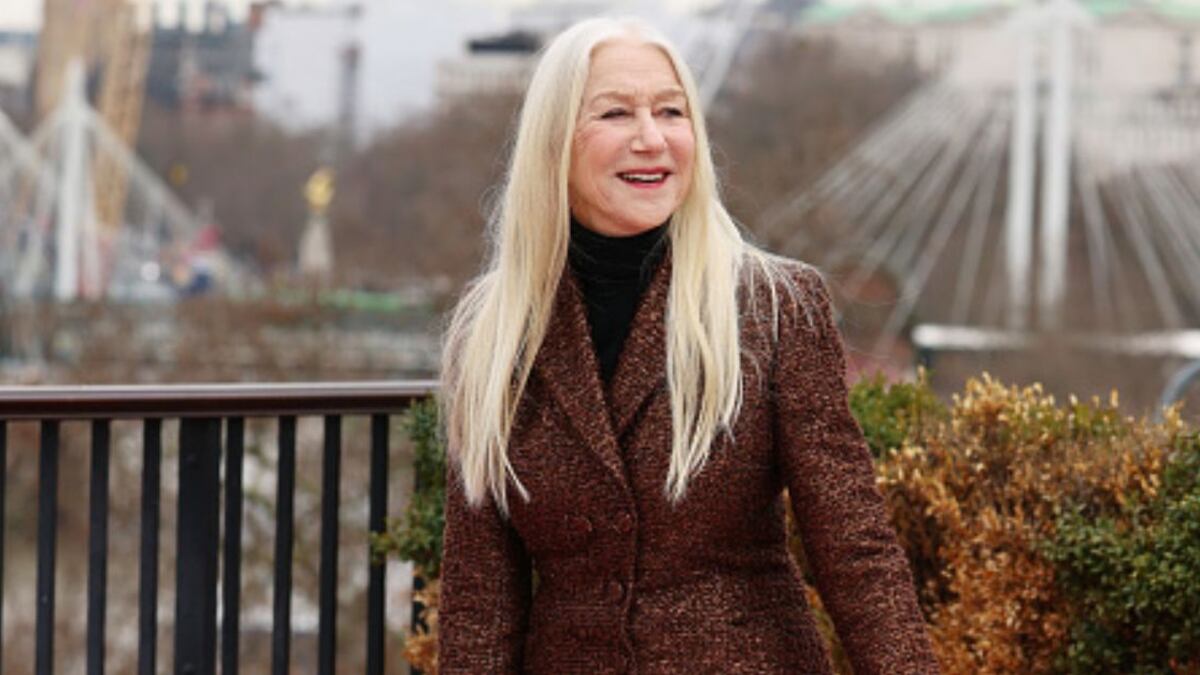Helen Mirren, a sus 77 años decidió dejarse su melena largo y romper con el estereotipo que las abuelitas ‘no deberían’ tener el pelo más abajo de los hombros