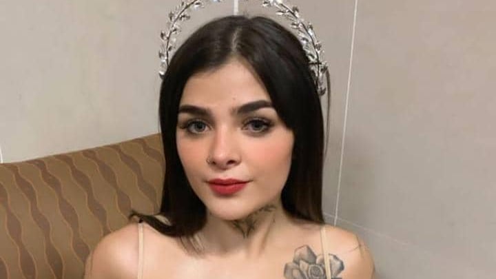 Karely Ruiz se besa con otra mujer durante evento de modelaje