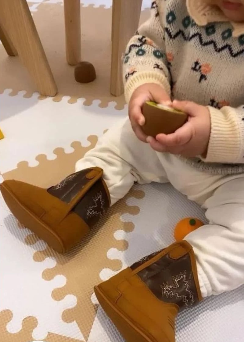 Cazzu sube foto de la pequeña Inti con botitas