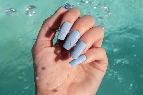 ¿Notaste la obsesión de TikTok con las uñas ‘Blueberry Milk’? Así es como lograrás hacerlas en casa