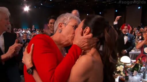 Jamie Lee Curtis besó a Michelle Yeoh en los SAG