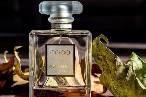 Perfumes para mujer que fueron furor en los 90s y regresan este año entre las tendencias