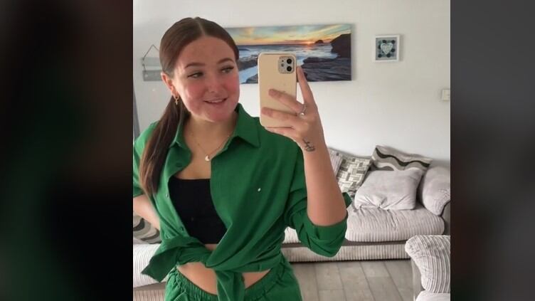 Courtney tenía complejos por el acné, pero ahora da consejos de belleza