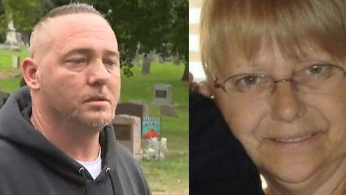 El hombre quedó impactado al descubrir quien orinaba la tumba de su madre