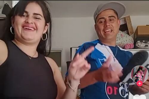 Influencer llora desconsolada al recibir fuertes críticas por canjear un viaje a la playa por publicidad: “Nos tratan de vagos”