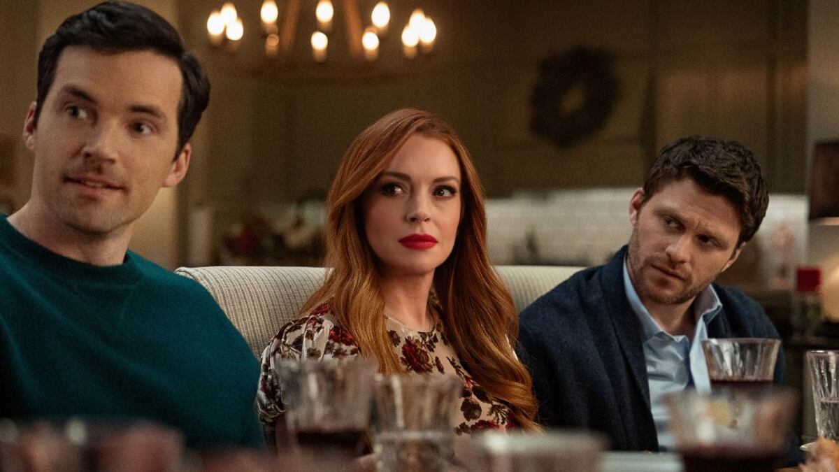 Ian Harding como Logan, Lindsay Lohan como Avery y Jon Rudnitsky como Cameron en Nuestro secretito