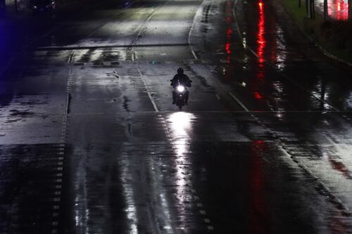 Cuando creías haberlo visto todo: hombre transportó peculiarmente a dos mujeres en su moto