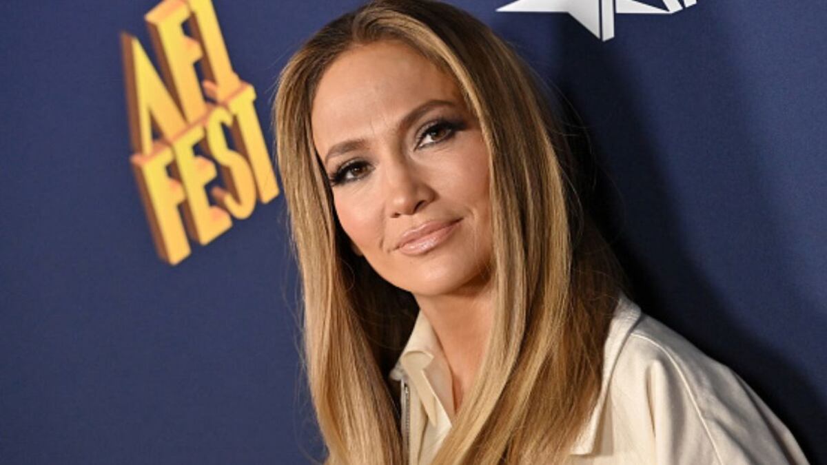 JLo rompe todas las reglas de Carolina Herrera a los 55 años y deja con la boca abierta a las redes con este look