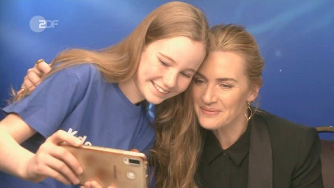 La actriz justo a la joven periodista