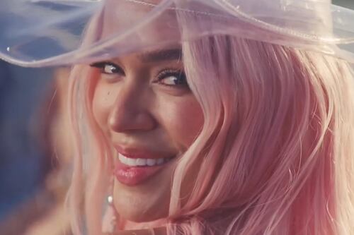 “Solo fue una vez”, Karol G y su mayor travesura en un avión dejó ver el lado más candente de la cantante