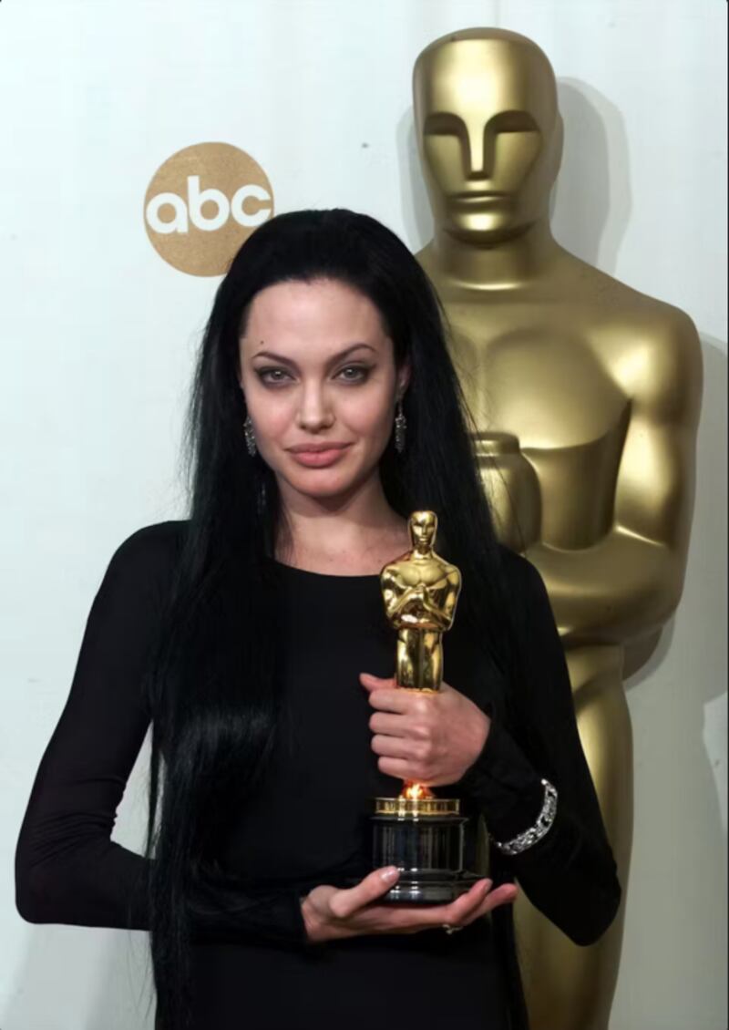 Angelina Jolie cuando ganó su primer Oscar