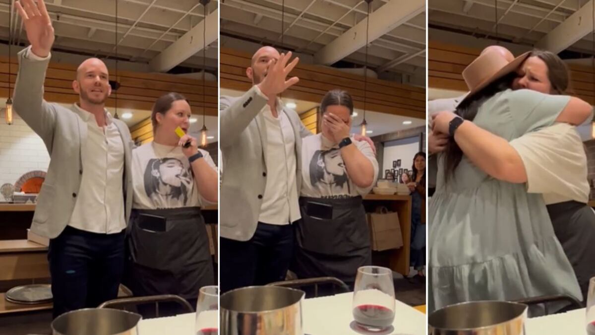 La joven se emocionó y agradeció a los clientes por el increíble regalo, pero el gerente la despidió