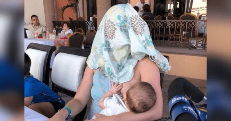 La madre se tapó la cara en respuesta al hombre que le pidió taparse mientras amamantaba