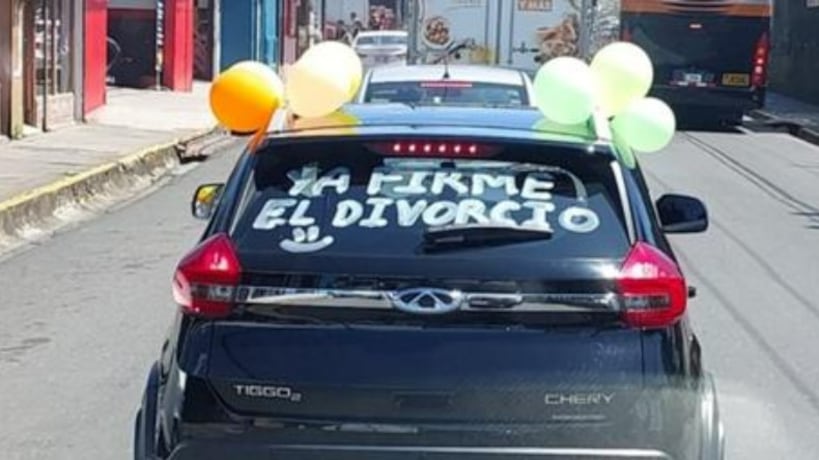 El hombre celebró su divorcio