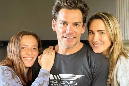 Laura de la Fuente subió foto de su graduación de cuarto medio junto a sus padres