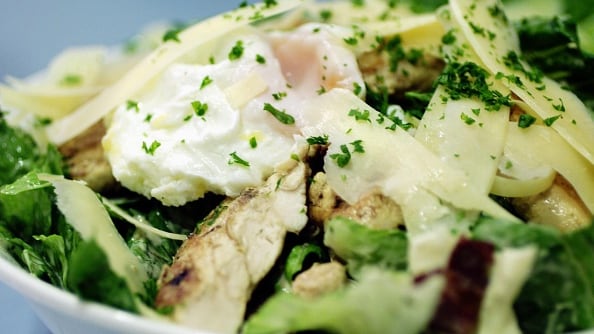 ¿Cómo preparar una ensalada César?