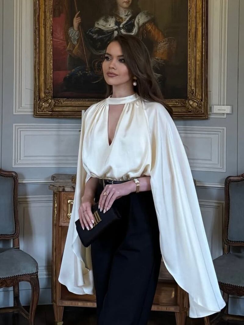 Blusas satinadas en tendencia