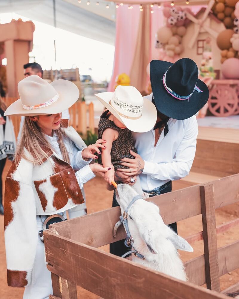 Maluma y su novia Susana Gómez festejan el primer año de su pequeña Paris.