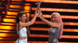 “Sin ganas”: el ‘detallito’ entre Shakira y Karol G en los Music Awards que sus fans no dejaron pasar