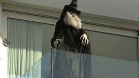 Guerra declarada: Shakira puso una bruja apuntando a la casa de su exsuegra en su balcón