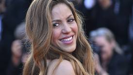 “Te vistió el enemigo”: Shakira se convirtió en el centro de las críticas por ‘creativo’ vestuario en la semana de la moda